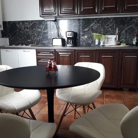 Hellen'S Ultracentral Apartament Buzău Exteriör bild