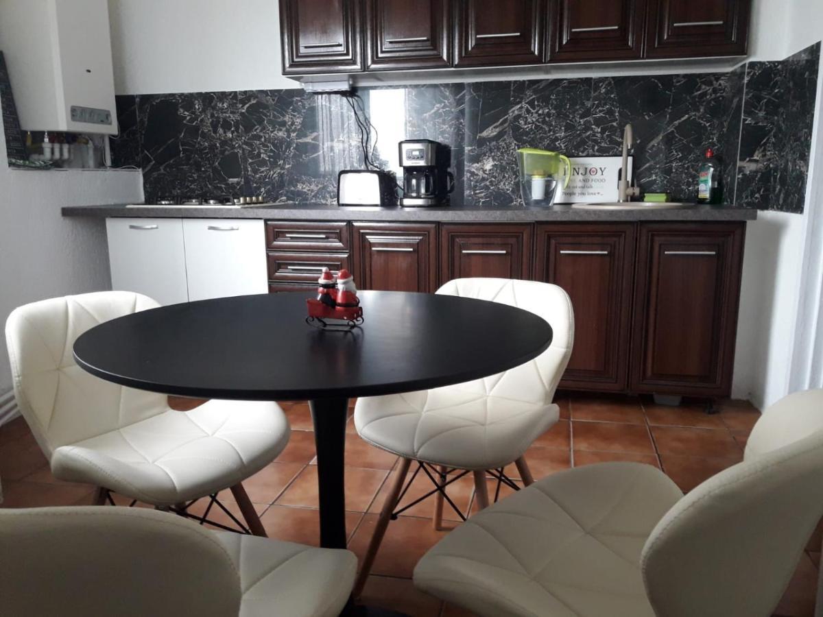 Hellen'S Ultracentral Apartament Buzău Exteriör bild
